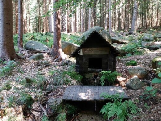 Mordýřská studánka nad Hutí.jpg