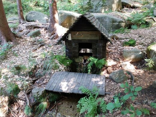 Mordýřská studánka v Jizerských horách.jpg