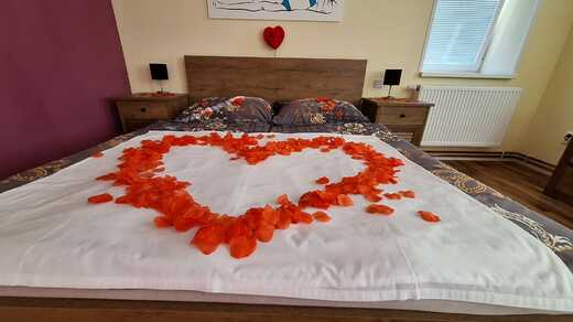 Srdce z růží na posteli.jpg
